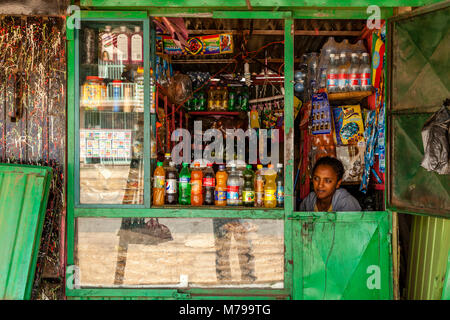 Un colorato negozio nella città di Jinka, Valle dell'Omo, Etiopia Foto Stock