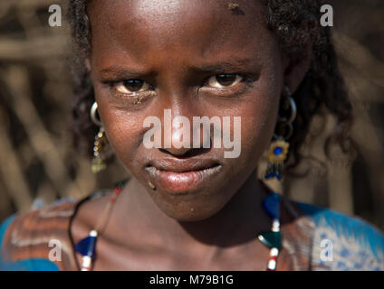 Oromo ragazza adolescente nella parte anteriore del suo villaggio, Amhara Region, Artuma, Etiopia Foto Stock