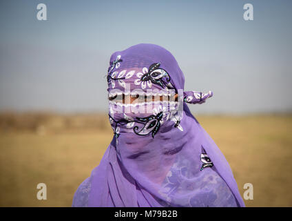 Ritratto di un oromo donna velata in piedi nella parte anteriore del suo villaggio, Amhara Region, Artuma, Etiopia Foto Stock