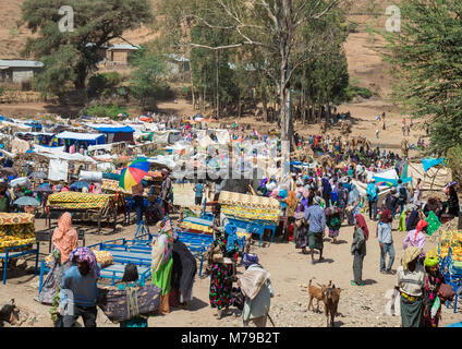 Panoramica della domenica mercato sambate, Oromo, Sambate, Etiopia Foto Stock