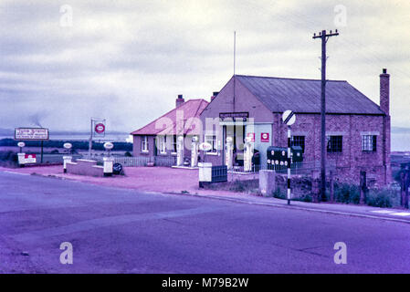 Halliday la stazione di servizio Garage Birsley esso gas station, UK. Immagine scattata negli anni cinquanta Foto Stock