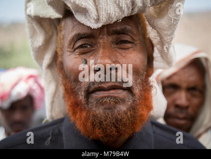 Ritratto di uomo musulmano di henna barba oscurata nel mercato sambate, Oromo, Sambate, Etiopia Foto Stock