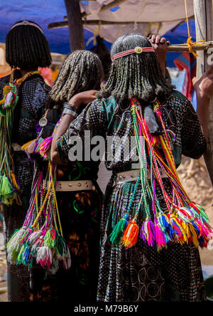 In un giorno di mercato, Oromo con ragazze pompon appeso nel loro significato sono single, Oromo, Sambate, Etiopia Foto Stock