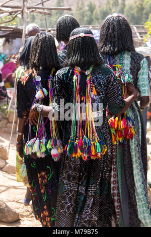 In un giorno di mercato, Oromo con ragazze pompon appeso nel loro significato sono single, Oromo, Sambate, Etiopia Foto Stock