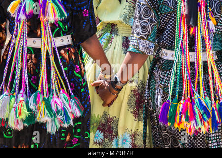 In un giorno di mercato, Oromo con ragazze pompon appeso nel loro significato sono single, Oromo, Sambate, Etiopia Foto Stock