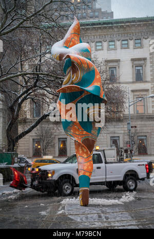 "Vento scultura (SG) 1' dall'artista Yinka Shonibare MBE in Doris C. Freedman Plaza di Central Park è visto durante una tempesta di neve in New York il Mercoledì, 7 marzo 2018. Commissionato dal Public Art Fund il 23-piedi alti scultura monumentale è reminiscenza di una vela, untethered soffia nella brezza. Realizzato in fibra di vetro e dipinte a mano e sarà sul display fino a quando il 14 ottobre. Per quanto riguarda la neve... New York è prevista per accogliere tra 8 e 12 cm di neve che con il tempo si ferma a circa 10 pm. (Â© Richard B. Levine) Foto Stock