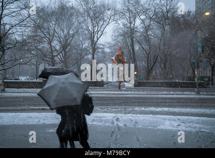 "Vento scultura (SG) 1' dall'artista Yinka Shonibare MBE in Doris C. Freedman Plaza di Central Park è visto durante una tempesta di neve in New York il Mercoledì, 7 marzo 2018. Commissionato dal Public Art Fund il 23-piedi alti scultura monumentale è reminiscenza di una vela, untethered soffia nella brezza. Realizzato in fibra di vetro e dipinte a mano e sarà sul display fino a quando il 14 ottobre. Per quanto riguarda la neve... New York è prevista per accogliere tra 8 e 12 cm di neve che con il tempo si ferma a circa 10 pm. (Â© Richard B. Levine) Foto Stock