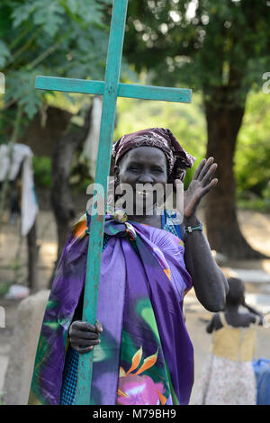 Etiopia, Gambela, regione Itang, Nuer donna con la croce sul suo modo di chiesa protestante / AETHIOPIEN, Gambela, Regione Itang, Dorf Braziel der Ethnie NUER, Frau mit Kreuz uf dem Weg zur Kirche Foto Stock