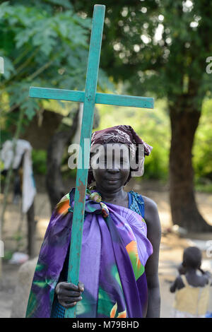 Etiopia, Gambela, regione Itang, Nuer donna con la croce sul suo modo di chiesa protestante / AETHIOPIEN, Gambela, Regione Itang, Dorf Braziel der Ethnie NUER, Frau mit Kreuz uf dem Weg zur Kirche Foto Stock