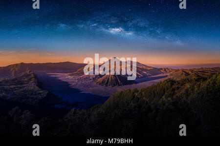 Il monte vulcano Bromo (Gunung Bromo) sul cielo notturno con la via lattea in bromo Tengger Semeru National Park, Java Orientale, Indonesia. Foto Stock