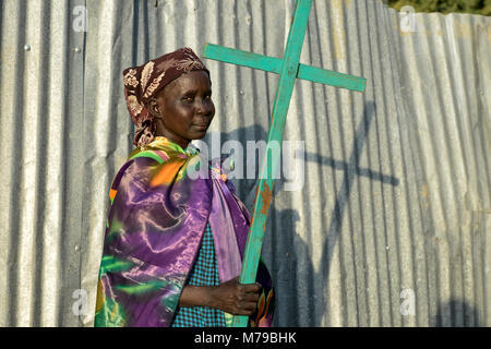 Etiopia, Gambela, regione Itang, Nuer donna con la croce sul suo modo di chiesa protestante / AETHIOPIEN, Gambela, Regione Itang, Dorf Braziel der Ethnie NUER, Frau mit Kreuz uf dem Weg zur Kirche Foto Stock