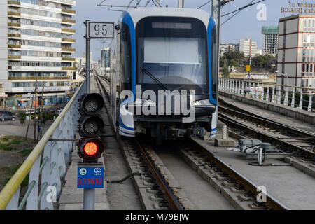 L' Etiopia, Addis Abeba, LRT Light Rail Trasporti, linea blu, costruire dalla società cinese / AETHIOPIEN, Addis Abeba, Stadtbahn Linie, gebaut durch chinesische Firma Foto Stock