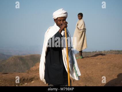 Monaco e pellegrino durante Kidane Mehret celebrazione ortodossa (st Mary cerimonia, il coperchio della misericordia) nelle altezze di Lalibela, Amhara Region, Lalibela, Foto Stock