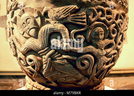 Dodicesimo secolo font nella chiesa parrocchiale di Santa Maria Maddalena, Eardisley, Herefordshire, Inghilterra raffigurante la straziante di inferno Foto Stock