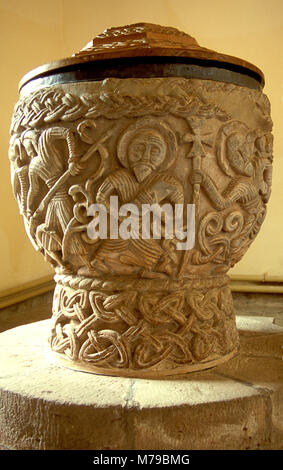 Dodicesimo secolo font nella chiesa parrocchiale di Santa Maria Maddalena, Eardisley, Herefordshire, Inghilterra raffigurante la straziante di inferno Foto Stock