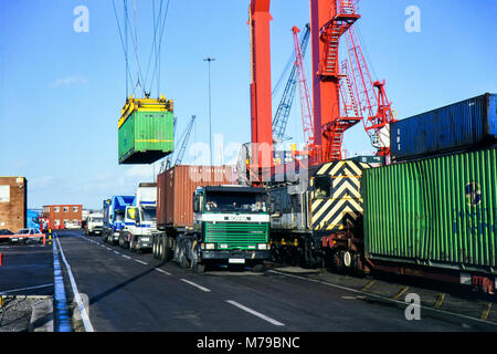 Bachman 32 104 Classe 08 Diesel 08653 derivatore al lavoro entro un binario di deposito di merci. Il caricamento di container su mezzi pesanti per la consegna degli anni novanta Foto Stock