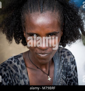 Raya tribù donna con una bella acconciatura e capelli ricci, Semien wollo zona, Woldia, Etiopia Foto Stock