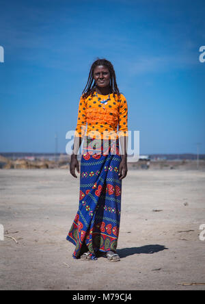 Ritratto di un etnia afar donna con capelli intrecciati e una fantasia tee-shirt, regione di Afar, Semera, Etiopia Foto Stock