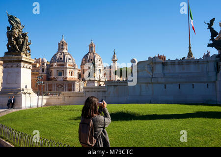 Roma, Italia - 12 Ottobre 2016: Ragazza di scattare le foto di Palazzo Valentini Domus a Roma, Italia Foto Stock