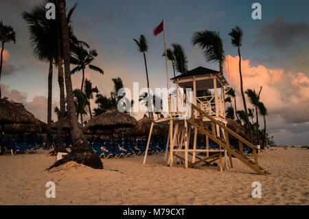 La vita torre di guardia su una spiaggia deserta di sunrise. Foto Stock