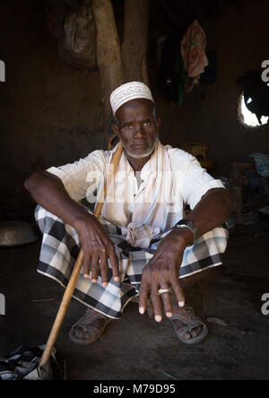 Ritratto di un etnia afar uomo dentro la sua capanna, regione di Afar, Afambo, Etiopia Foto Stock