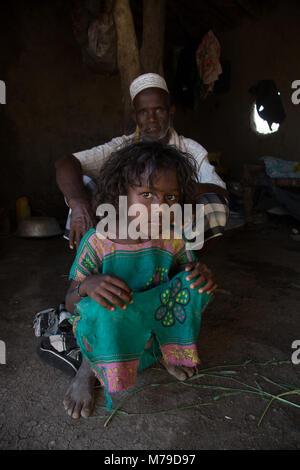 Ritratto di un etnia afar l uomo e la sua bambina dentro la loro capanna, regione di Afar, Afambo, Etiopia Foto Stock