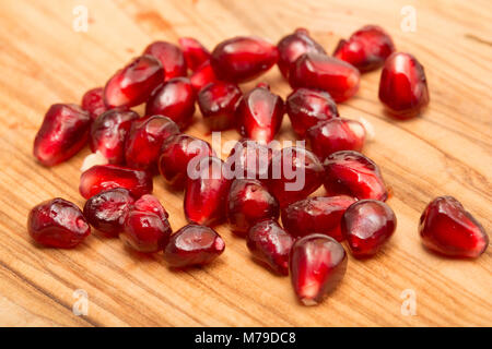 I semi di melograno-Punica granatum-acquistato da un supermercato aperto e mostra i semi. Regno Unito Foto Stock