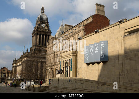 Leeds Art Gallery e la libreria a Leeds, Regno Unito. L'edificio sorge sulla Headrow. Foto Stock