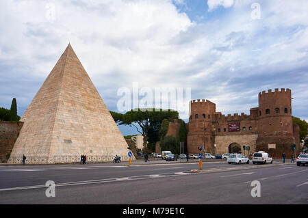 Roma, Italia - 13 Ottobre 2016: Piramide di Caio Cestio e San Paolo cancello in Roma, Italia Foto Stock