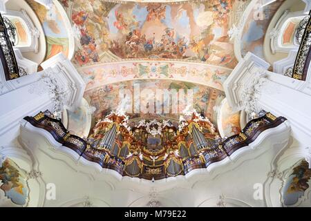 KRZESZOW, Polonia - 15 luglio 2017: Organi a canne e affreschi sulla volta nella Basilica dell'Assunzione della Beata Vergine Maria. La Chiesa è un Foto Stock