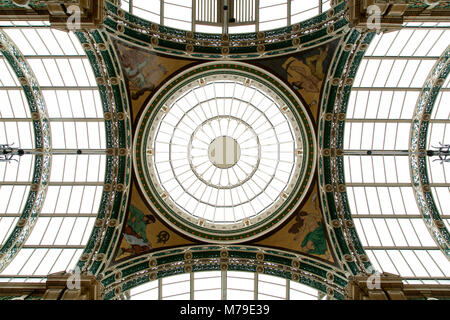 Cupola di vetro nella contea di Arcade galleria per lo shopping a Leeds, Regno Unito. Il vittoriano ristrutturato shopping centre è parte della città quartiere di Victoria. Foto Stock