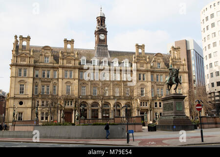 Il vecchio ufficio postale edificio sulla piazza della città di Leeds, Regno Unito. Un equino statua del Principe Nero sorge sulla piazza. Foto Stock