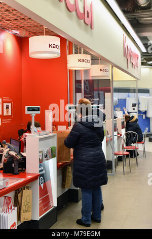 Khimki, Russia - marzo 08. 2018. La gente nei pressi di biglietteria in negozio Mvideo Foto Stock