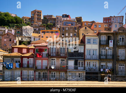 Porto, Portogallo - 20 Giugno 2016: tipiche case di architettura di Porto Foto Stock