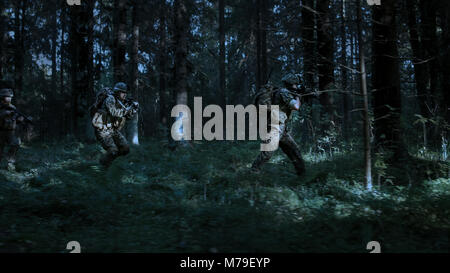Completamente accessoriate soldati indossano uniformi di mimetizzazione Nemico, fucili in posizione di tiro. Operazione militare azione, Squad in esecuzione attraverso la foresta Foto Stock