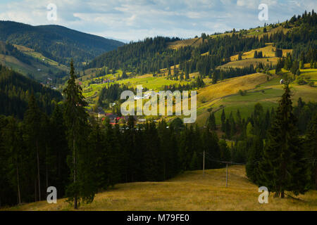 Immagine di Karpaty montagne di Bucovina in Romania. Foto Stock