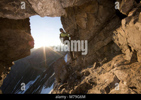 Via ferrata scena Arlberger via ferrata, Weisschrofenspitze, Alpi Lechtal, Tirolo, Austria, Foto Stock