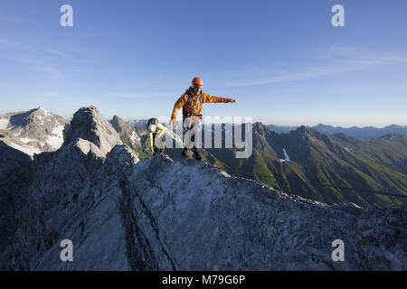 Via ferrata scena Arlberger via ferrata, Weisschrofenspitze, Alpi Lechtal, Tirolo, Austria, Foto Stock