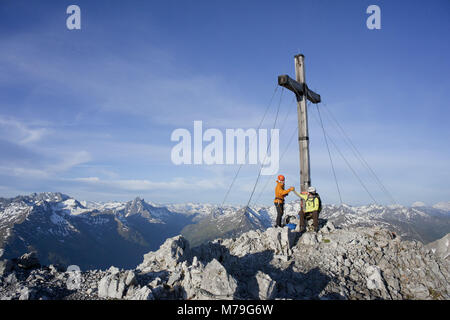 Via ferrata scena Arlberger via ferrata, destinazione, vertice, Weisschrofenspitze, Alpi Lechtal, Tirolo, Austria, Foto Stock