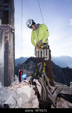 Via ferrata scena Arlberger via ferrata, destinazione, vertice, Weisschrofenspitze, Alpi Lechtal, Tirolo, Austria, Foto Stock