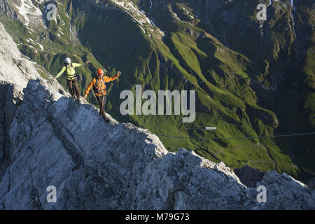 Via ferrata scena Arlberger via ferrata, Weisschrofenspitze, Alpi Lechtal, Tirolo, Austria, Foto Stock