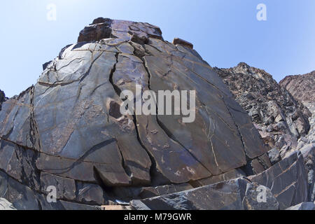 Africa, Namibia, Regione di Erongo, Damaraland, scogliera, cielo blu, deserto montagna, Ugab tributario, deserto, verticalmente, Erode, bugnato, anomalia, erosione, arenaria, sedimento rock, depositi fluviali, scogliere, fessure, suddivisioni corrasione, cielo blu, il sole, Foto Stock