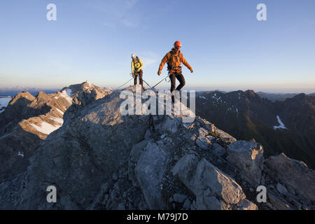 Via ferrata scena Arlberger via ferrata, Weisschrofenspitze, Alpi Lechtal, Tirolo, Austria, Foto Stock