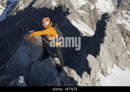 Via ferrata scena Arlberger via ferrata, Weisschrofenspitze, Alpi Lechtal, Tirolo, Austria, Foto Stock