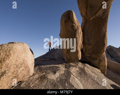 Escursionismo scena in Arch Rock, parco nazionale di Joshua Tree, California, America, Foto Stock