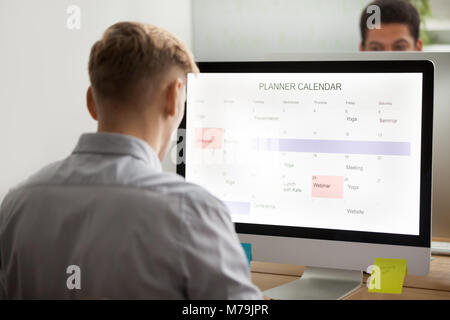 Imprenditore rendendo la pianificazione pianificazione su computer planner app Foto Stock