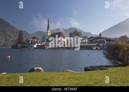 Vista sul Tegernsee al Malerwinkel di Rottach-Egern,valle Tegernsee, Alta Baviera, Baviera, Germania meridionale, Germania, Foto Stock