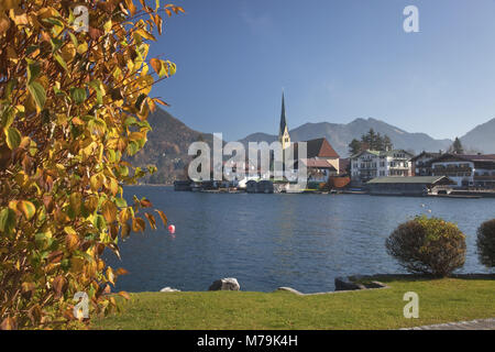 Vista sul Tegernsee al Malerwinkel di Rottach-Egern, valle Tegernsee, Alta Baviera, Baviera, Germania meridionale, Germania, Foto Stock