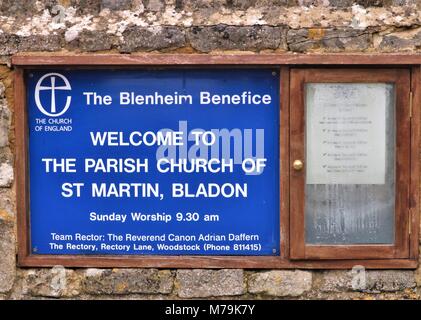 "Benvenuti alla Chiesa Parrocchiale di San Martino, Bladon' il luogo di sepoltura di Sir Winston Churchill, Oxfordshire, Regno Unito Foto Stock