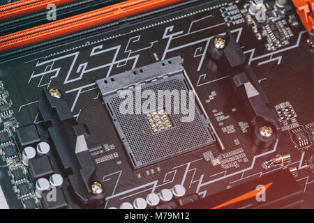 Il tecnico Installazione del moderno processore nel socket della CPU sulla scheda madre Foto Stock